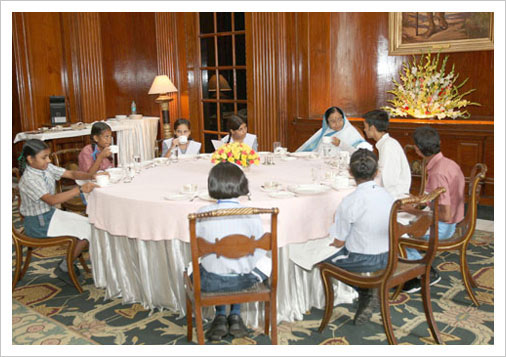 Smt. Pratibha Patil Hosted Lunch for Underprivileged Children and Orphans Smt. Pratibha Patil Hosted Lunch for Underprivileged Children and Orphans